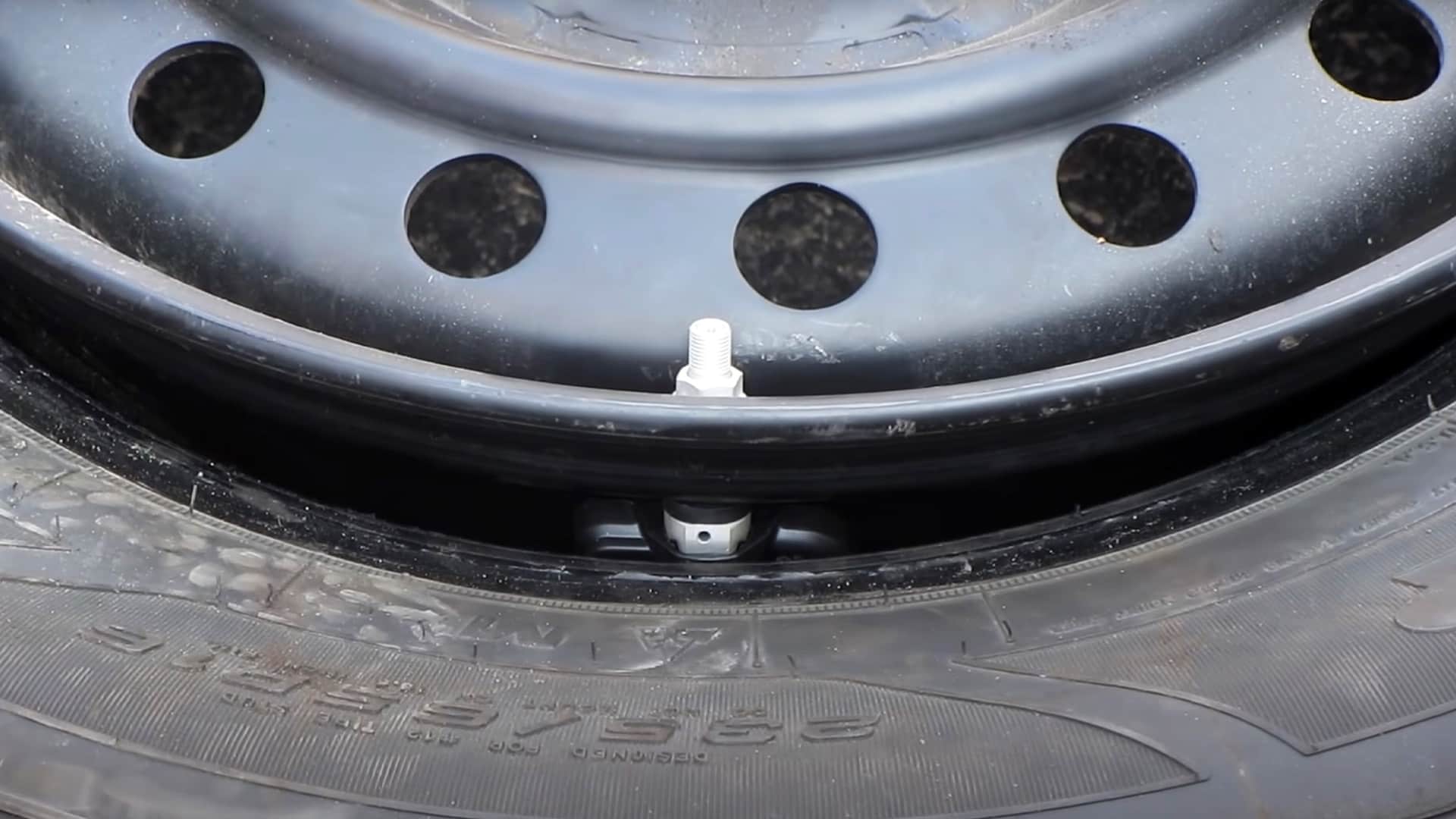 Metal Valve Stems Vs Rubber Exploring the Pros and Cons Tire Crunch