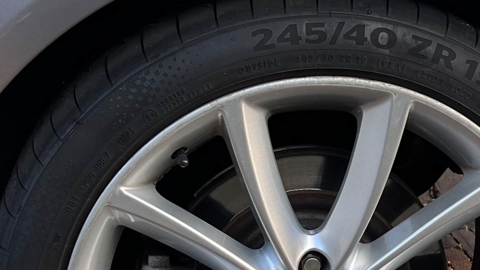 Metal Valve Stems Vs Rubber Exploring the Pros and Cons Tire Crunch